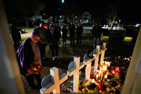 Kuusi kuoli Milwaukeen Waukeshassa, kun autoilija ajoi keskelle väkijoukkoa jouluparaatissa sunnuntaina. Asukkaat toivat kynttilöitä ja kukkia ristien luokse kunnioittamaan turmassa kuolleiden muistoa tiistaina. 