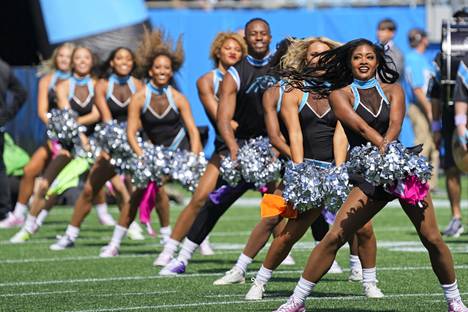 Carolina Panthersin cheerleaderit esiintyivät Philadelphia Eaglesia vastaan pelatussa ottelussa Charlottessa Pohjois-Carolinassa 10. lokakuuta 2021