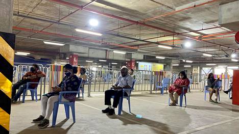 Intia | Intialaiset ryntäsivät Mumbain Ikean avajaisiin, mutta perillä odotti pettymys: ”Ei minulla ole aikaa nikkaroida”