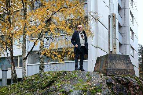 Kirjailija J.P. Pulkkinen, intohimoinen pyöräilyn harrastaja, poseerasi ilman polkupyörää kotimaisemissaan Vantaalla lokakuussa 2019.
