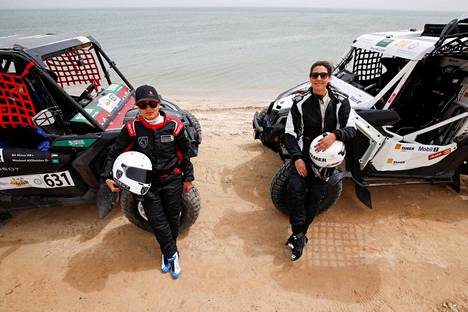 Mashael Al-Obaidan (vas.) ja Dania Akeel osallistuvat Dakar-ralliin historian ensimmäisinä saudiarabialaisina naisina.