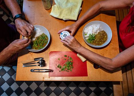 Illalliseksi Jo ja Kevin Tranter kokkasivat hostellin keittiössä currykastiketta ja riisiä.