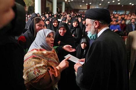 Iranin presidentinkanslian levittämässä kuvassa naisopiskelijat puhuivat presidentti Ebrahim Raisille Teheranin yliopistossa joulukuun alussa. Raisi kiitteli opiskelijoita siitä, etteivät nämä olleet osallistuneet mielenosoituksiin.