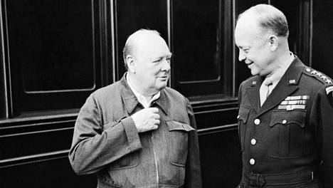 Britannian entinen pääministeri ja sotasankari Winston Churchill suunnitteli niin sanotun sireenipuvun (siren suit) eli oloasun ja suojahaalarin yhdistelmän. Hän ei empinyt esiintyä haalariasuisena myös virallisissa tapaamisissa. Kuvassa Churchill esittelee vetoketjun toimintaa kenraali Dwight D. Eisenhowerille toukokuussa 1944 Hastingsissa, Kentissä. Liittoutuneiden joukot valmistautuivat silloin Normandian maihinnousuun.