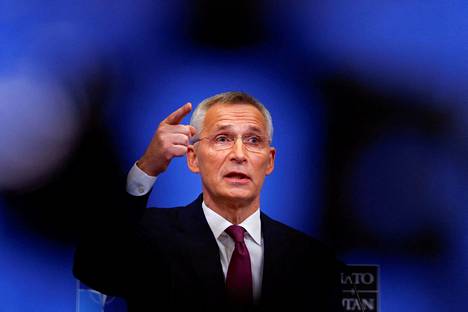 Naton pääsihteeri  Jens Stoltenberg puhui tiedotustilaisuudessa ennen kokouksen alkua keskiviikkona.