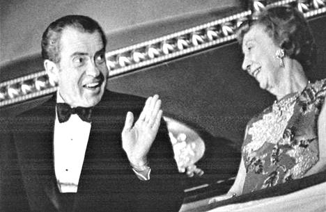 Turhia ei presidentti Richard Nixon jännittänyt ainakaan virkaanastujaiskonsertissa, joka pidettiin John F. Kennedyn kulttuurikeskuksessa Washingtonissa. Oikealla rouva Mamie Eisenhower.