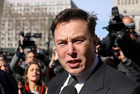 Teslan toimitusjohtaja Elon Musk kuvattuna huhtikuun alussa hänen poistuessaan SEC:n kuulemistilaisuudesta.