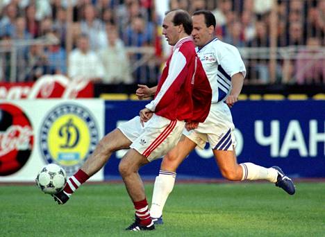 Vuonna 1997 Ihor Bjelanov (oik.) pelasi ystävyysottelussa, jossa kohtasivat Kiovan Dynamo ja Moskovan Spartak.
