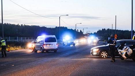 Poliisiautoja tiellä E12, jonka varrella otettiin kiinni kaksi henkilöä sunnuntai-iltana. Poliisi epäilee henkilöiden liittyvän Porvoossa tapahtuneeseen ammuskeluun.