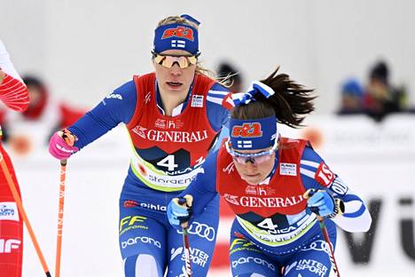 Jasmi Joensuu ja Krista Pärmäkoski yrittivät pysyä mitalikamppailussa mukana parisprintin finaalissa.