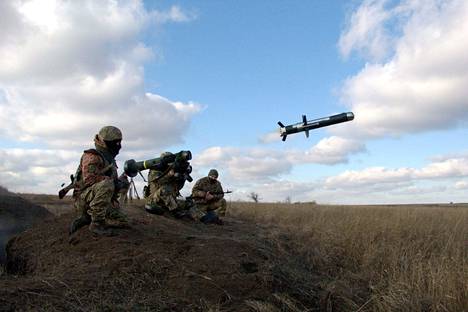 Ukrainan armeijan kuvassa ukrainalaissotilaat ampuivat FGM-148 Javelin -panssarintorjuntaohjuksen vuonna 2012.