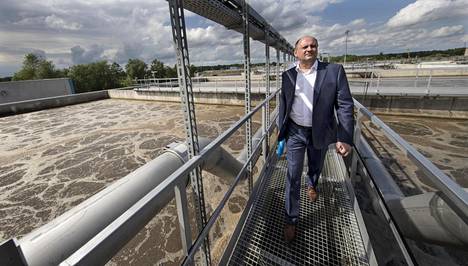 Kaliningradin vesilaitoksen johtaja Alexandr Ivatšenko esitteli ylpeänä toiminnassa olevaa jätevedenpuhdistamoa avajaisissa keskiviikkona.