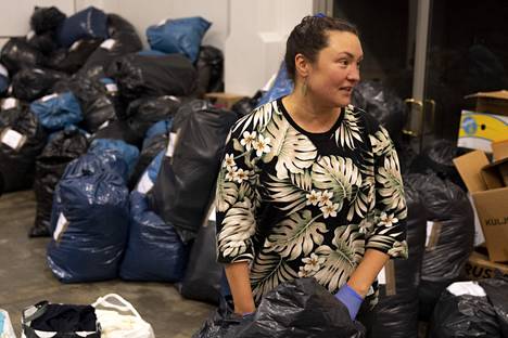 Gloria Paananen tuli keskiviikkona vapaaehtoiseksi lajittelemaan lahjoituksia. Jätesäkkeihin on lajiteltu petivaatteita. Jokaiseen säkkiin merkataan tarkasti, millaisia tekstiilejä ne sisältävät.