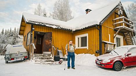 Arto Voutilainen asuu lapsuudenkodissaan. Talon hirsirunko on yli satavuotias. Pesutilat on tehty lisäsiipeen parikymmentä vuotta sitten.