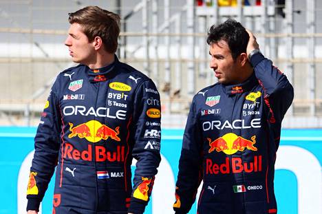 Max Verstappen (vas.) on hallitseva maailmanmestari. Hänen tallikaverinsa Red Bullilla on Sergio Perez.