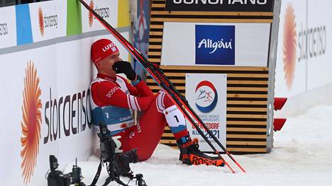 MM-hiihdot | Bolšunov kyynelehti dramaattisen loppukamppailun jälkeen: ”En mene palkintojenjakoon” – Klæbo oli pahoillaan lopusta