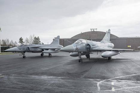 Arctic Challenge -harjoitukseen Rovaniemellä osallistui neljä vuotta sitten ruotsalaisia ja ranskalaisia hävittäjiä. Vasemmalla Saab Gripen ja oikealla Mirage 2000.