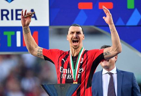 Zlatan Ibrahimović jatkaa uraansa AC Milanissa myös ensi kaudella. Toukokuussa ruotsalaistähti pääsi tuulettamaan milanolaisseuran ensimmäistä Italian mestaruutta 11 vuoteen.