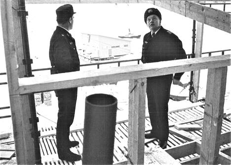Luutnantti Jari Ekman ja Röytän merivartioaseman päällikkö ylikersantti Tapani Saarela ovat tyytyväisiä vartioaseman katolle rakennettavasta päivystyshuoneesta, josta avautuu näköala yli pohjoisimman Perämeren.
