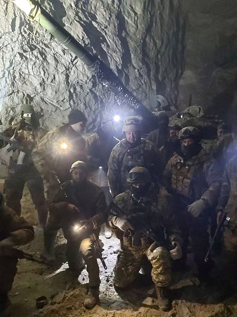 Reuters-kuvatoimisto välitti keskiviikkona kuvan, jossa väitetään olevan Wagnerin sotilaita ja sen johtaja Jevgeni Prigožin Soledarin kaivoksessa. 