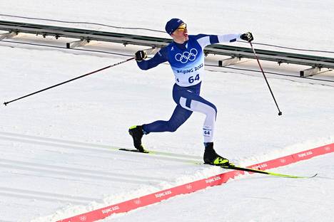 Iivo Niskanen stretched to the finish line as the Olympic winner of the 15 km skiing in the Beijing Games.