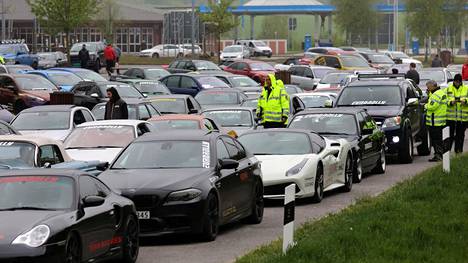Yli sata Lamborghinia, Porschea ja Audia hurjasteli Saksassa, poliisi epäilee kuljettajia laittomaan rallikilpaan osallistumasta