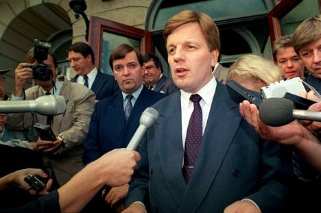 Pääministeri Esko Aho puhui lehdistölle 25.8.1991 presidentinlinnan ovella, kun Suomi päätti solmia diplomaattisuhteet Baltian maihin. Ahon takana ulkoministeri Paavo Väyrynen.