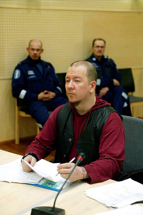 Juha Valjakkala Iisalmen käräjäoikeudessa vuonna 2004. Tuolloin hän käytti nimeä  Nikita Joakim Fouganthine.