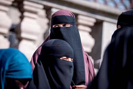 Niqabeihin pukeutuneet naiset seurasivat Kööpenhaminassa torstaina Tanskan parlamentin äänestystä, jossa päätettiin kasvot peittävien huntujen kieltämisestä julkisilla paikoilla.