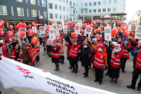 Kuvassa hoitajajärjestöjen mielenilmaukseen huhtikuussa Oulussa osallistuneita mielenosoittajia.