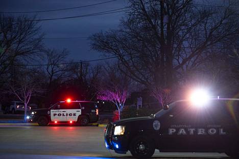 Poliisin ajoneuvoja pysäköitynä Texasissa Dallasin ja Fort Worthin metropolialueella sijaitsevan Synagogan lähistöllä.
