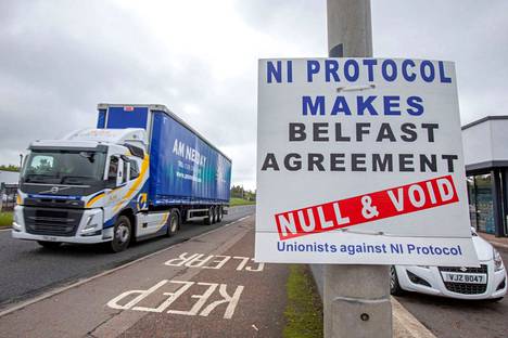 EU:n ja brittien solmimaa Pohjois-Irlantia koskevaa pöytäkirjaa vastustava kyltti Larnen satamassa toukokuussa 2022.