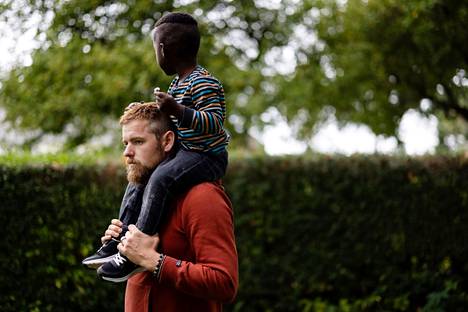 Ruotsissa syntynyt kolmevuotias on elänyt lähes koko elämänsä  ruotsalaisessa sijaisperheessä, poika aiotaan silti karkottaa Nigeriaan -  Ulkomaat 