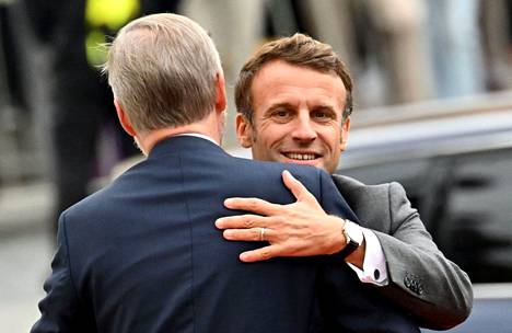 Ranskan presidentti Emmanuel Macron halasi isäntämaa Tšekin pääministeriä Petr Fialaa saapuessaan Prahan linnaan.