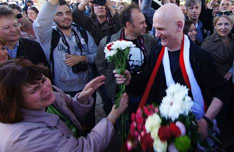 Ales Bjaljatski Minskissä vapauduttuaan vankilasta kesäkuussa 2014. 