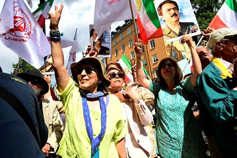 Mielenosoittajat reagoivat ilolla kuultuaan Hamid Nourin saamasta tuomiosta Tukholman käräjäoikeuden ulko­puolella 14. heinäkuuta.