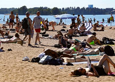 Ihmiset nauttivat hellepäivästä Hietaniemen uimarannalla Helsingissä 26. kesäkuuta 2022.
