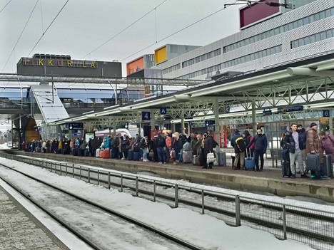 Many left the train at Tikkurila.