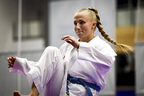 Titta Keinänen lämmitteli karaten SM-kisoissa Hämeenlinnassa 17. lokakuuta 2020. 