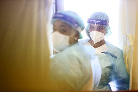 Sairaanhoitajat työssään Herttoniemen varasairaalassa