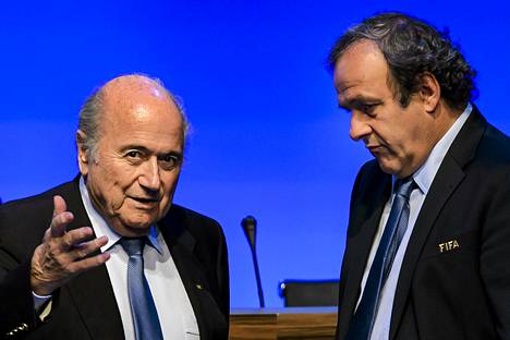 Michel Platinin (oik)  johtama Euroopan jalkapalloliitto Uefa vaatii Fifan puheejohtajavaalin siirtämistä. Sepp Blatter (vas) pyrkii Fifan johdossa viidennelle kaudelle.