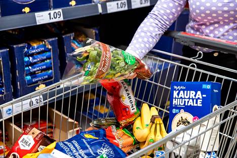 Tilastokeskuksen mukaan elintarvikkeiden hinnat olivat Suomessa elokuussa 12,4 prosenttia vuodentakaista korkeammat. 