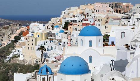Kreikan-matkoja myydään jo ensi kesäksi. Kuva Santorinin saarelta.