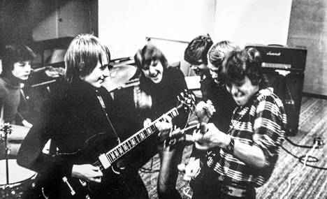 The Sensitive Sounds and Roots of Rock'n'Roll -yhtye soittamassa koululla 1970-luvun puolimaissa. Soittajat vasemmalta lukien: Ripa, Lare, Hara, Masa, Lönö ja Juha.