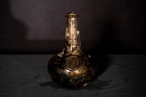 Legge-suvun tunnuksella varustettu pullo löytyi Gloucesterin hylystä.