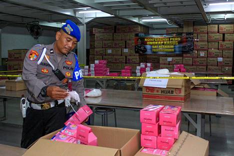 Poliisi tutki maanantaina hengityssuojaimia indonesialaisessa kaupassa, jota epäiltiin laittomien tuotteiden tuomisesta Kiinasta ja niiden uudelleen pakkaamisesta.