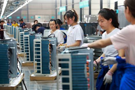 Työntekijöitä ilmastointilaitteita valmistavassa tehtaassa Huaibeissa Kiinassa vuonna 2019.