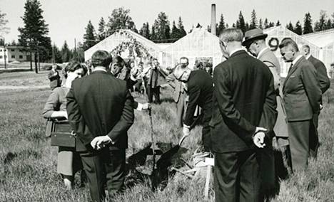 Valtionrautateiden pääjohtaja Erkki Aalto istutti Nuppulinnaan rautatieomenapuun. Kyseinen omenapuulajike on kehitetty VR:n keskuspuutarhassa. Istutus oli osa VR:n keskuspuutarhan 90-vuotisjuhlia vuonna 1963.