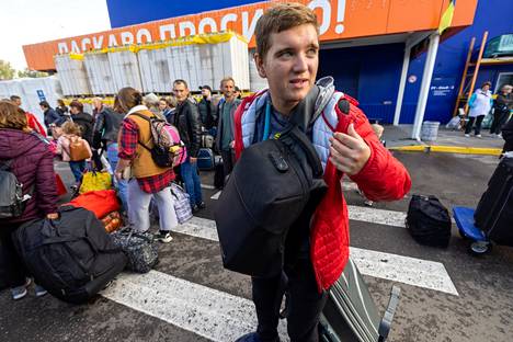 Vsevolod Ivanov ostoskeskuksen parkkipaikalle evakoille perustetussa vastaanottokeskuksessa Zaporižžjassa torstaina. 
