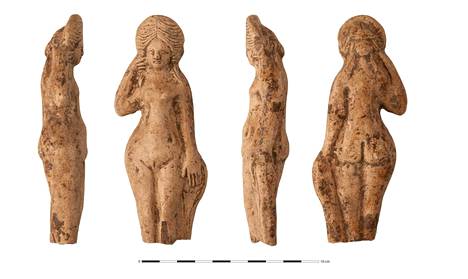 Toinen kaivauksilta löydetyistä Venus-jumalattaren patsaista.